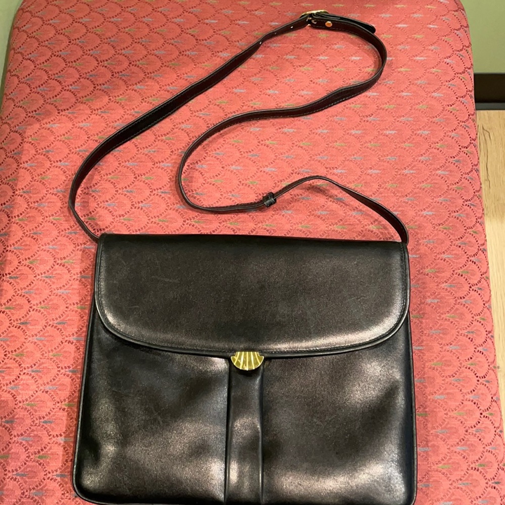 Salvatore Farragamo Black Leather adjustabe strap Vintage handbag in EUC.